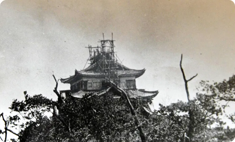 空襲に備え名古屋城の金の鯱の取り外し作業に従事。